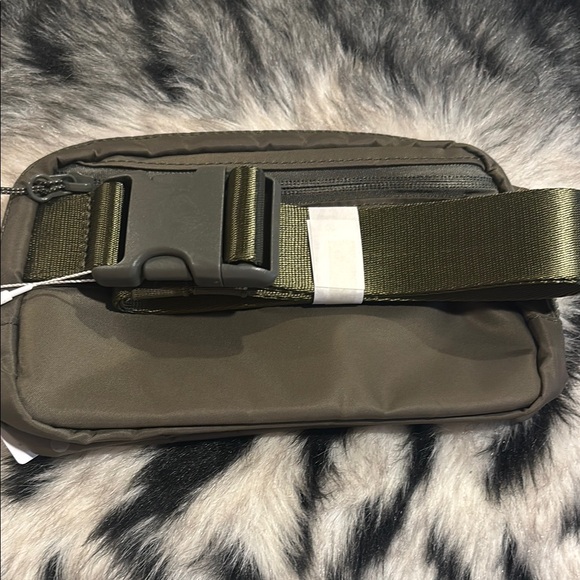 lululemon athletica Green Crossbody Bag with Minimalist Design - Picture 4 of 4